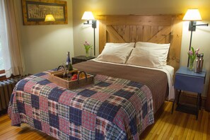 Premium bedding, individually decorated, individually furnished - Pinehurst Inn Bed & Breakfast (Bayfield)