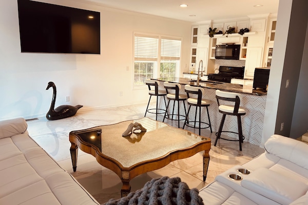 Casa luna di miele | Area soggiorno | Smart TV 75 pollici con canali digitali, Netflix, film in prima visione