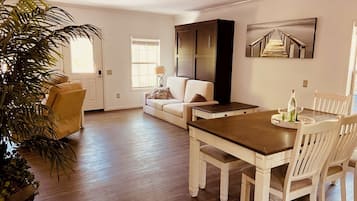 Rumah Deluks | Area keluarga | Smart TV, Netflix, film tayangan perdana, dan smart speaker