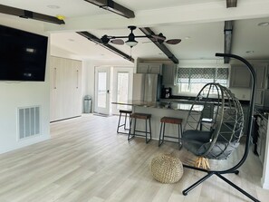 Cottage House | In-room dining - Swan Lake Resort Rentals (Absecon)