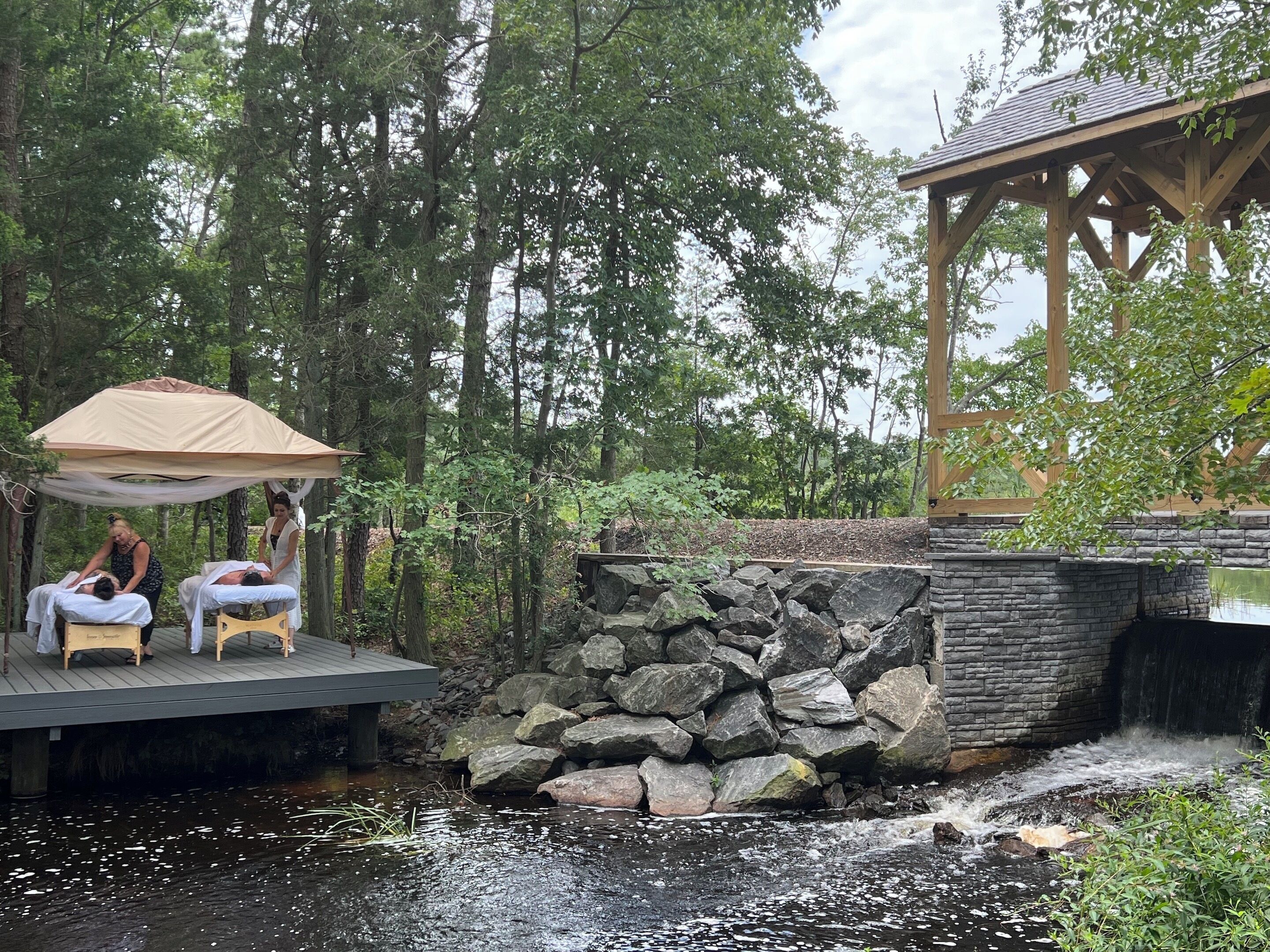 Espace de soins en plein air, massages aux pierres chaudes