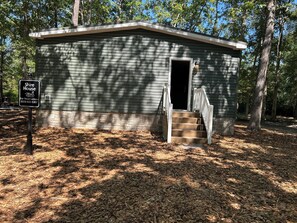 Shirehouse | Living area | 75-inch Smart TV with digital channels, Netflix, first-run movies - Swan Lake Resort Rentals (Absecon)