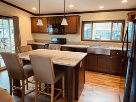 Casa exclusiva | Cocina privada | Frigorífico grande, microondas, horno y placa de cocina