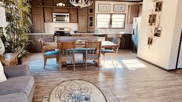 Getaway House | Wohnbereich | 75-Zoll-Smart-TV mit Digitalempfang, Netflix, aktuelle Filme