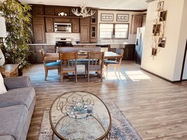 Getaway House | Área de estar | Smart TV 75 polegadas com canais digitais, Netflix, filmes recentes