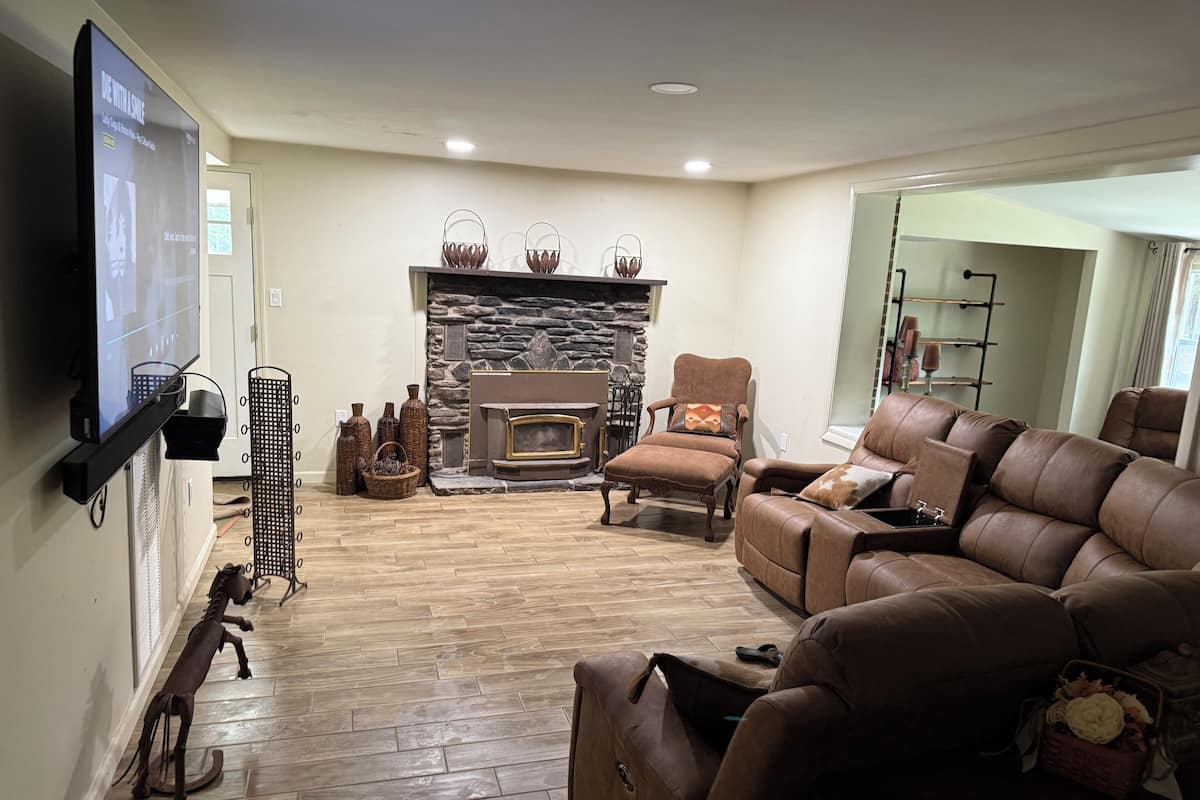 家庭單棟房屋, 非吸煙房, 可攜帶寵物 | 客廳 | 75 吋智能電視連數碼電視頻道、Netflix、首輪電影