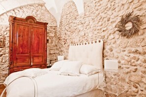 Double Room | Free minibar items, in-room safe, desk, free cribs/infant beds - B&B Il Marchese Del Grillo (Sulmona)