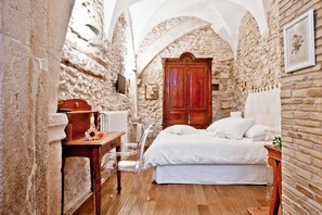 Double Room | Free minibar items, in-room safe, desk, free cribs/infant beds - B&B Il Marchese Del Grillo (Sulmona)
