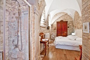 Double Room | Free minibar items, in-room safe, desk, free cribs/infant beds - B&B Il Marchese Del Grillo (Sulmona)