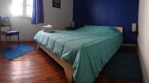 Tabla de planchar con plancha, wifi gratis y ropa de cama 