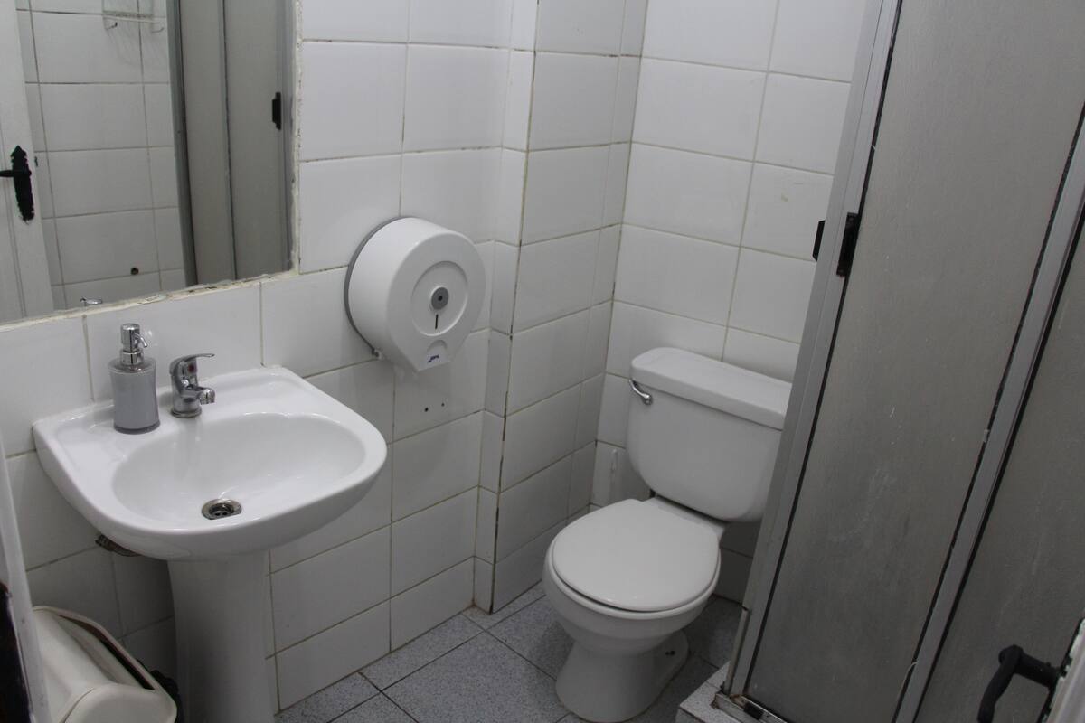 Basic Shared Dormitory, Mixed Dorm (6 personas) | Bathroom | Shower, free toiletries, hair dryer, towels