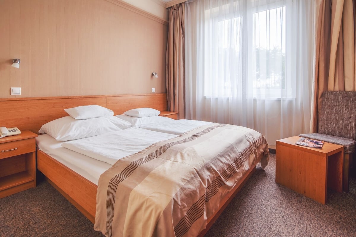Economy tweepersoonskamer, niet-roken | 1 slaapkamer, een minibar, een bureau, verduisterende gordijnen