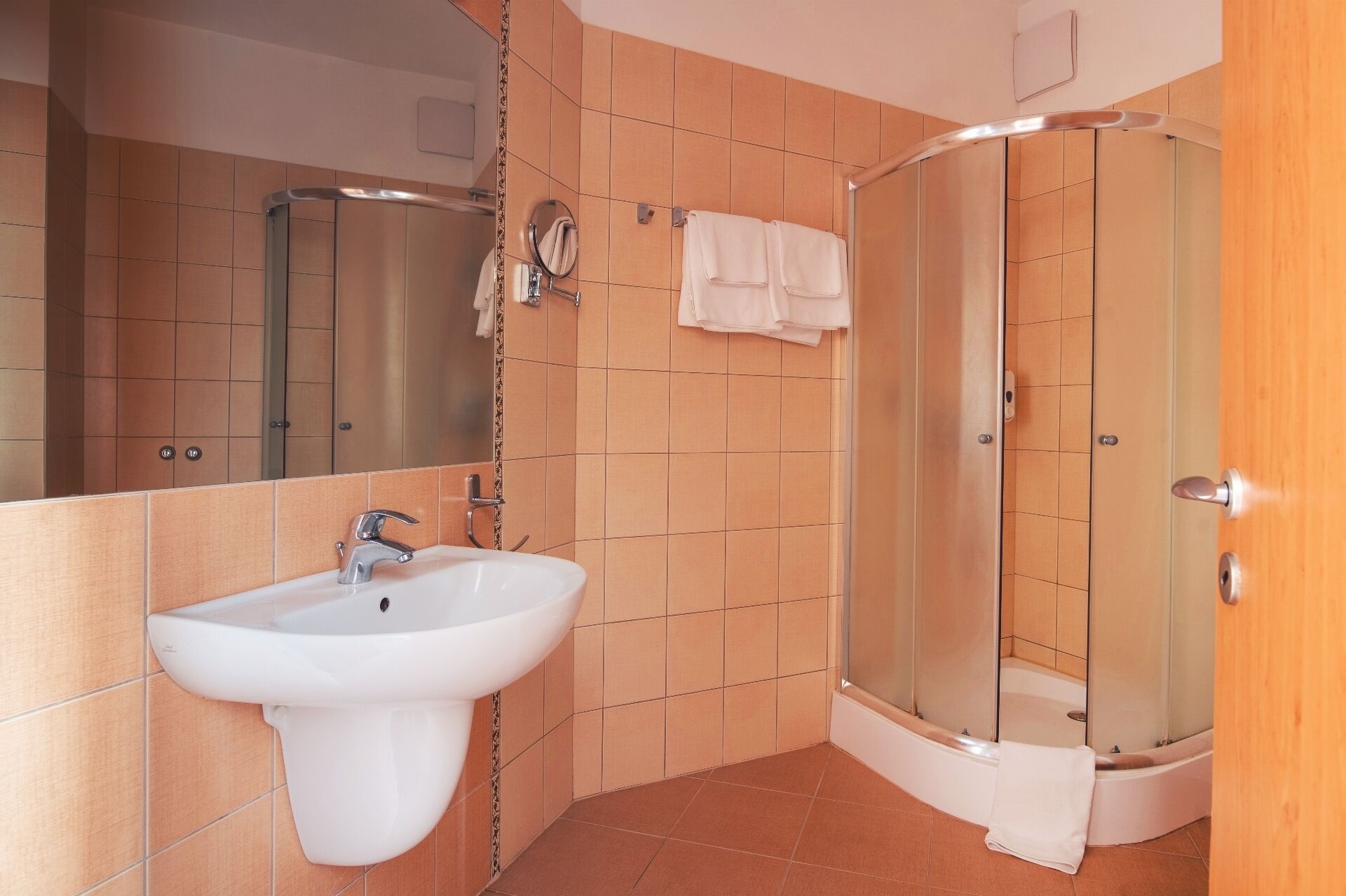 standard double room, non smoking | bathroom | bathrobes, towels