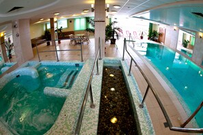Een binnenzwembad