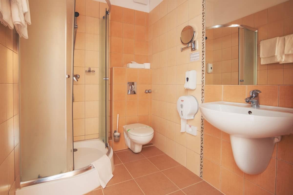 premium triple room | bathroom | bathrobes, towels