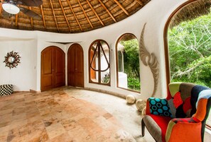 Vila Deluks, 4 kamar tidur, Bebas Asap Rokok, pemandangan kebun | 4 kamar tidur, brankas, dan didekorasi berbeda-beda