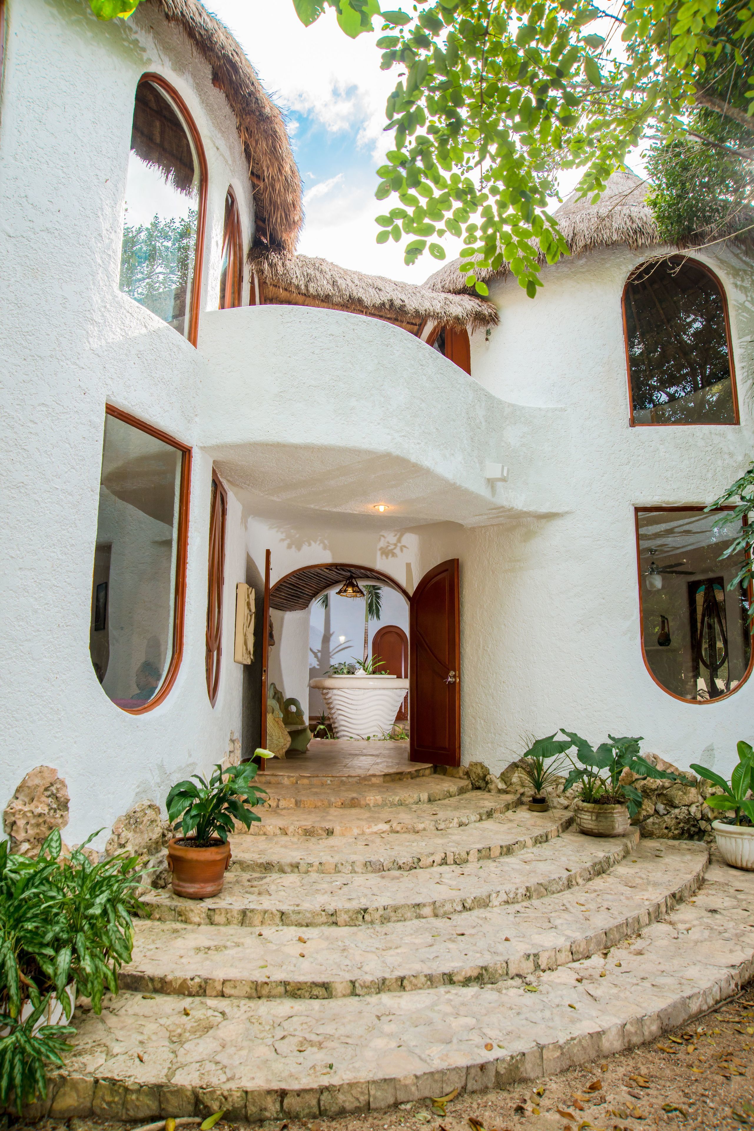 Pintu masuk properti