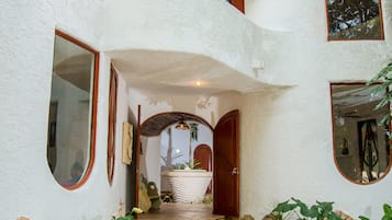 Pintu masuk properti