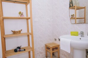 Kamar Double, balkon | Kamar mandi | Shower, kloset, dan handuk