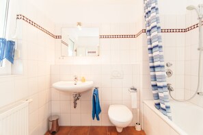 Standard Apartment | Bathroom amenities - Apartment Morgenstern (Neuss)