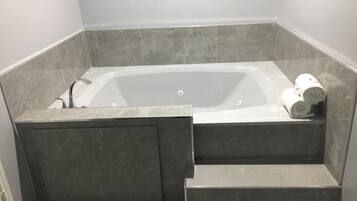 Kombination af bruser/badekar, dybe badekar