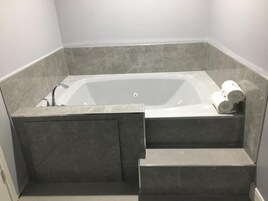 Bañera con ducha, bañera profunda, cabezal de ducha tipo lluvia