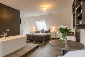 Minibar, caja de seguridad en la habitación y decoración personalizada 