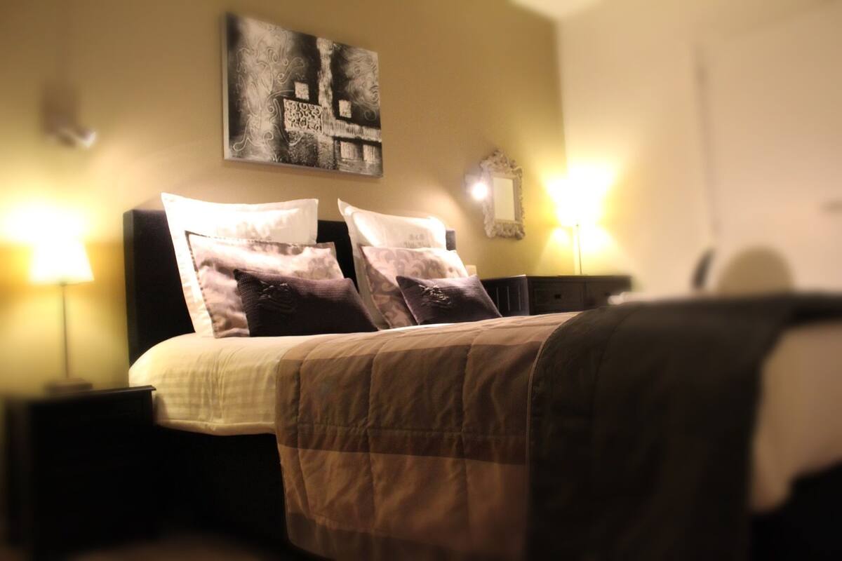 Habitación doble Deluxe, 1 cama Queen size, vista al parque | Minibar, caja de seguridad en la habitación y escritorio