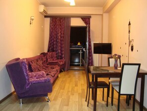 Apartment, 1 King-Bett, Kühlschrank und Mikrowelle, Stadtblick | Verdunkelungsvorhänge, kostenlose Zustellbetten, kostenloses WLAN