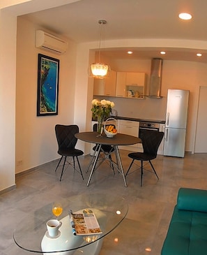 Apartamento exclusivo, vistas al mar | Zona de estar | Una televisión de pantalla plana