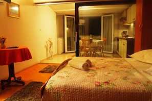 Apartamento, 1 habitación, vistas al mar | Escritorio, sistema de insonorización, wifi gratis