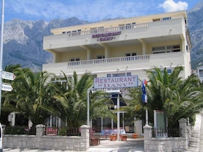 Un edificio de dos pisos con un letrero que dice "RESTAURANT DANY".