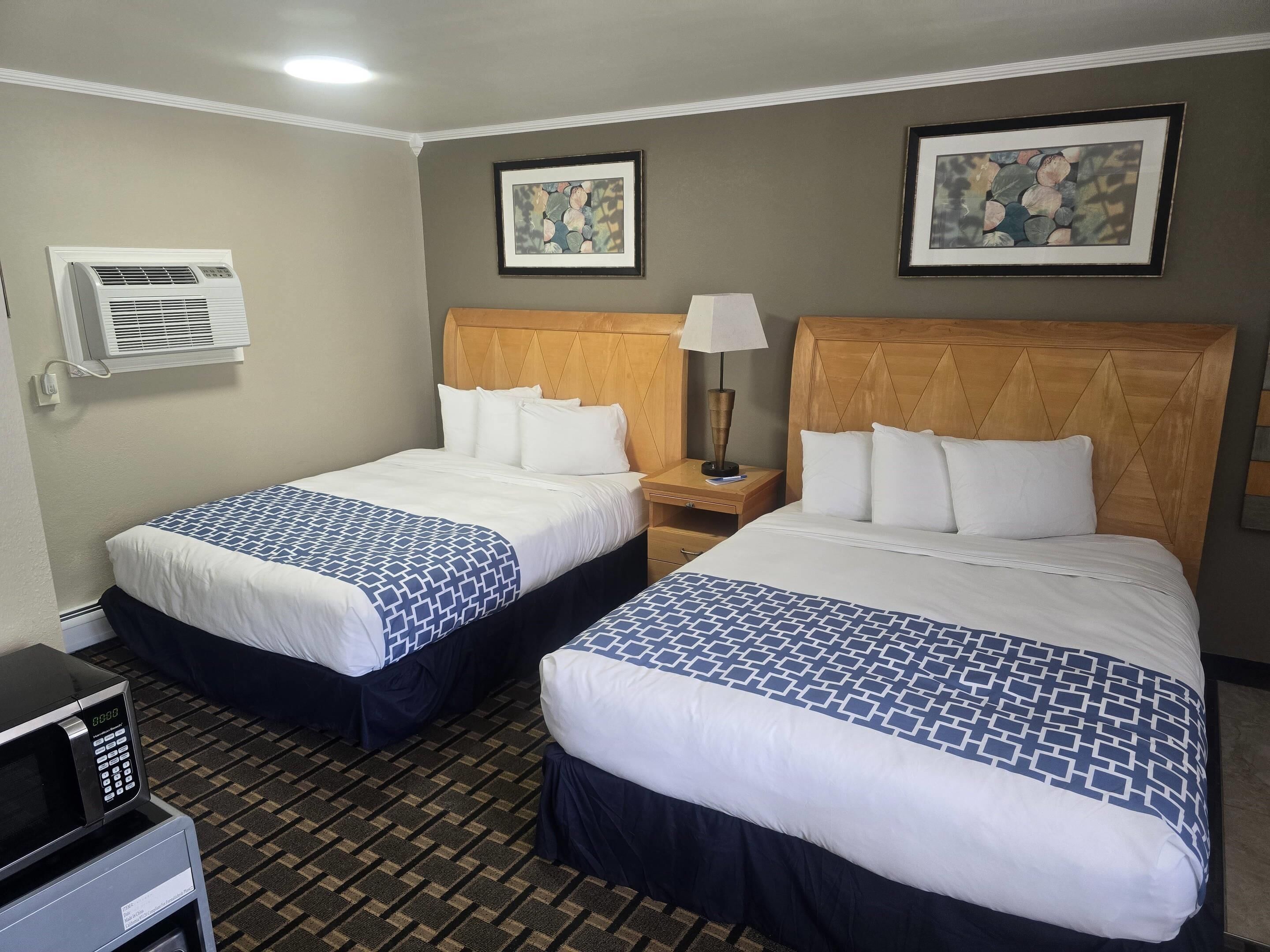 Minibar, iron/ironing board, free WiFi, bed sheets
