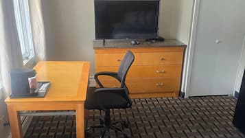 Standard Room, 1 King Bed, Non Smoking | Minibar, iron/ironing board, free WiFi, bed sheets