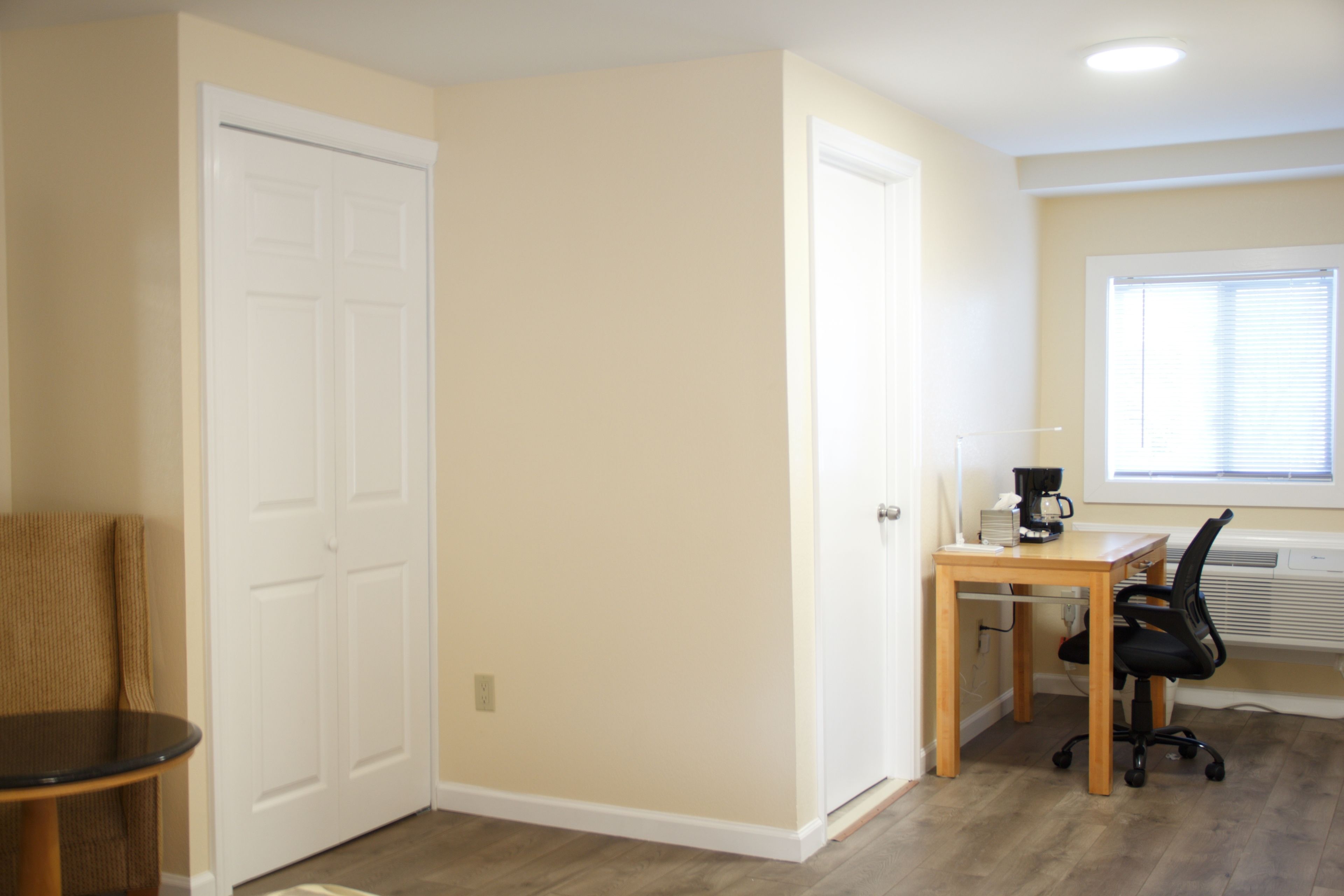 Minibar, setrika/meja setrika, Wi-Fi gratis, dan seprai linen