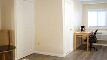 Minibar, iron/ironing board, free WiFi, bed sheets