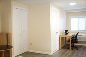 Minibar, tabla de planchar con plancha, wifi gratis y ropa de cama 