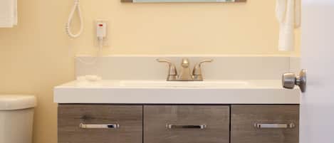 Een douche, gratis toiletartikelen, een haardroger, handdoeken