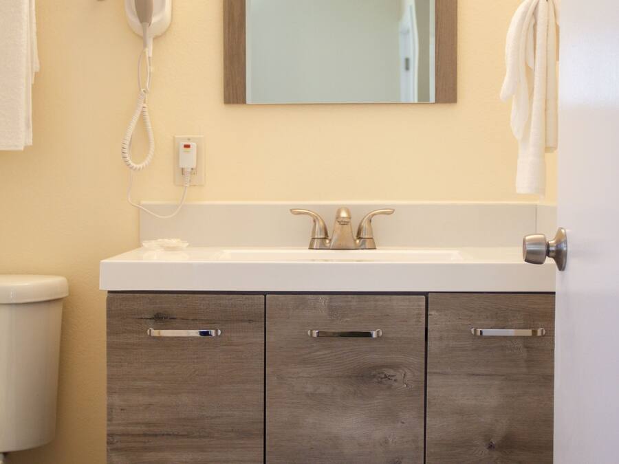Ducha, artículos de tocador gratuitos, secador de pelo, toallas