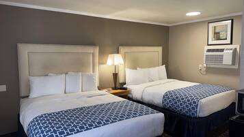 Habitación estándar, 2 camas de matrimonio, no fumadores | Minibar, tabla de planchar con plancha, wifi gratis y ropa de cama