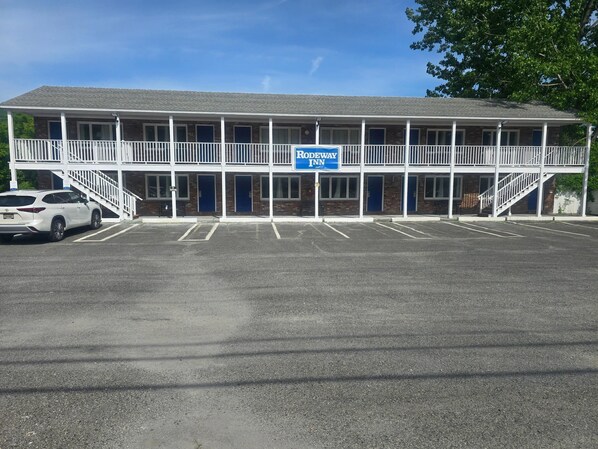 Un motel composé d’un bâtiment à deux étages, d’un parking et d’une enseigne indiquant qu’il s’agit du Rodeway Inn.