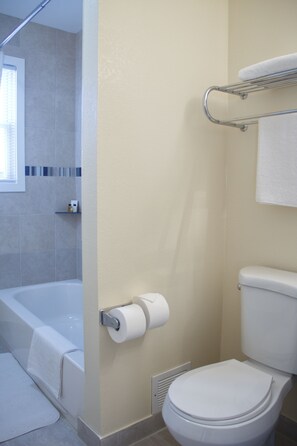 Minibar, tabla de planchar con plancha, wifi gratis y ropa de cama 