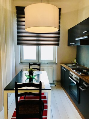 City Apartment (21) | Private kitchen | Fridge, microwave, oven, stovetop - Apartment in Historical Center (Liege)