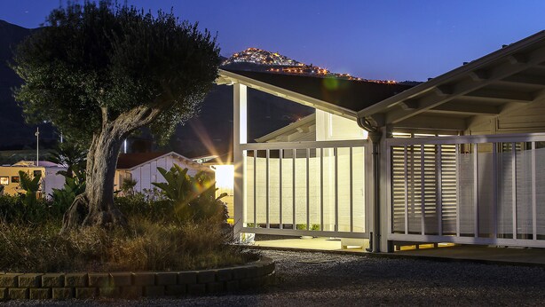 Bangalô | Fachada da propriedade à noite