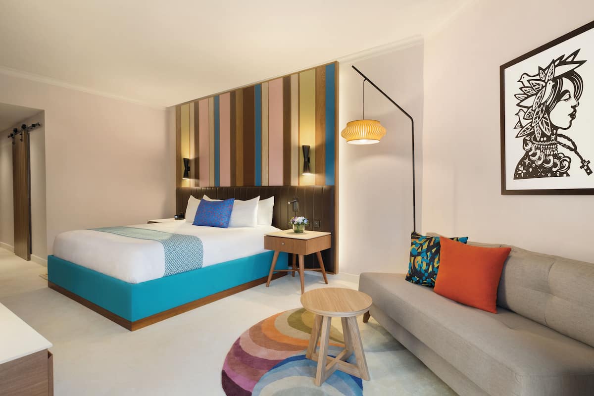 1 bedroom, Egyptian cotton sheets, premium bedding, down comforters