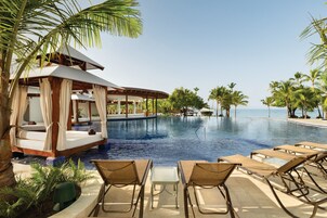 2 piscinas al aire libre, camas de piscina con cargo, sombrillas