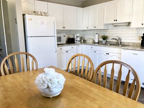 Fridge, microwave, oven, stovetop - Beautiful newly renovated downtown home (Charlottetown)