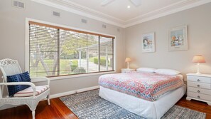 3 bedrooms, iron/ironing board, free WiFi - Dutchies Haven, 11 Christmas Bush Ave - Pet friendly, large enclosed yard, air con and Wi-Fi (Nelson Bay)