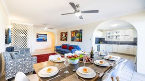 Een modern appartement met een eethoek, woonkamer en keuken.