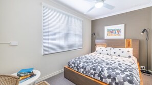2 Schlafzimmer, Bügeleisen/Bügelbrett